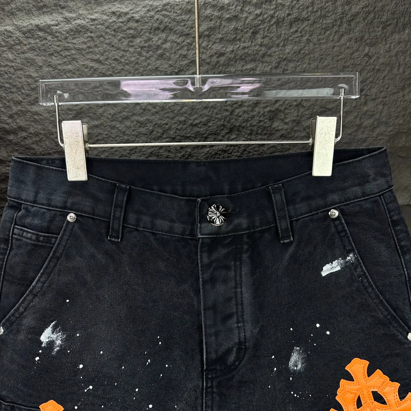 P240 GALLERY DEPT. & Croixin co-branded 2025 new limited edition spliced ​​splash-ink hand-painted orange cross patchwork couple style washed loose denim shorts 🔥High version🔥High version🔥 Original customized denim fabric, the same raw material denim fabric as the Internet celebrity star, full body splicing loose version, splash-ink hand-painted craftsmanship with multiple orange cross embroidery patchwork style designs, very high-end and stylish! The fabric feels very comfortable and these denim shorts are super versatile and look great! ! Complete three standards, same style for men and women 👫A must-have item for everyone Color: black, khaki Size: 28, 30, 32, 34, 36 (five sizes)